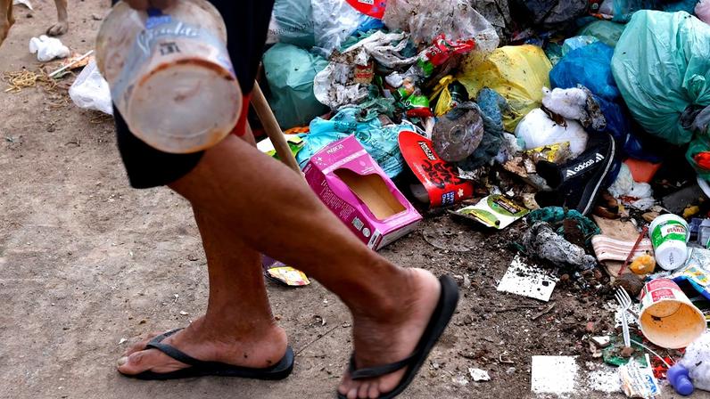 Lixão à beira da Baía de Guanabara, na comunidade Novo Pinheiro, antes conhecida como Salsa e Merengue