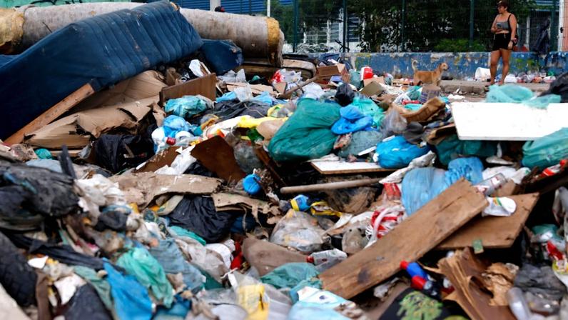 Rio de Janeiro (RJ), 01/04/2026 - Lixão à beira da Baía de Guanabara, na comunidade Salsa e Merengue. Saneamento básico em localidades do Complexo da Maré. Foto: Tânia Rêgo/Agência Brasil