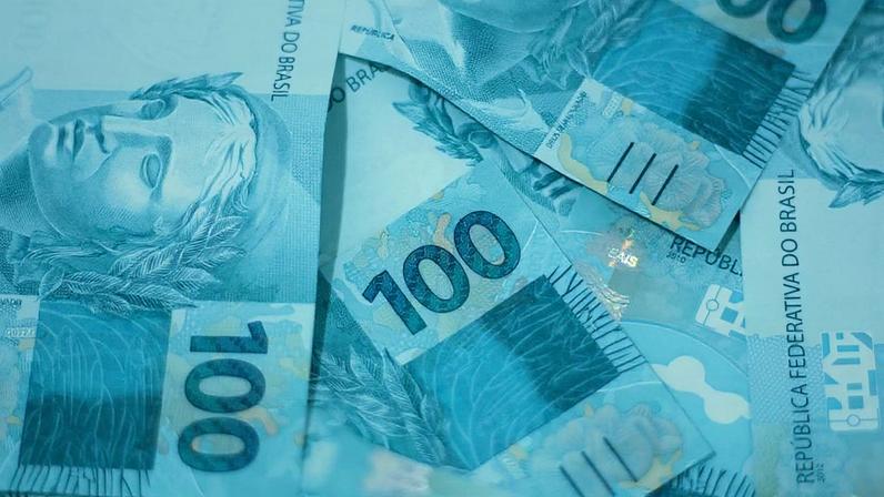 Estudo indica que, apesar da forte pressão inflacionária, o impacto negativo sobre o PIB tende a ser limitado; na imagem, notas de real
