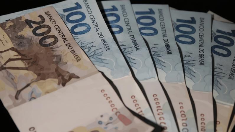 Inadimplência atinge 44,4% da população adulta brasileira e bate recorde histórico, puxada por dívidas com bancos