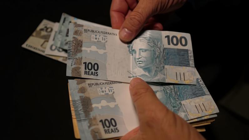 Dinheiro, real, notas de R$ 100, contagem de cédulas — Foto: Marcello Casal Jr./Agência Brasil
