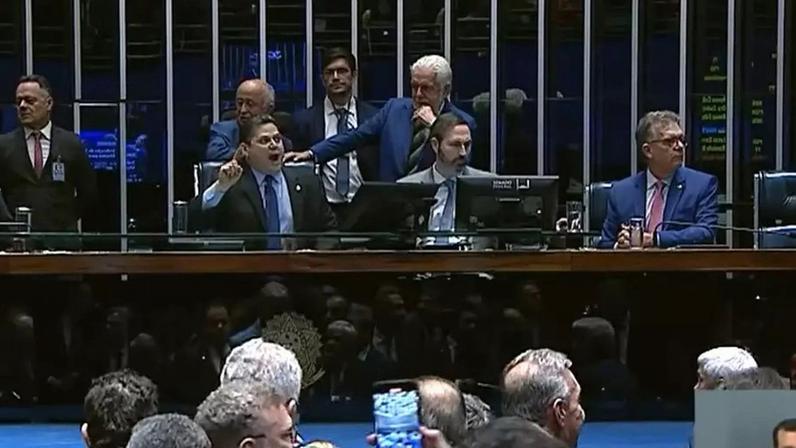 Alcolumbre bate na mesa e joga microfone após derrota de Messias no Senado