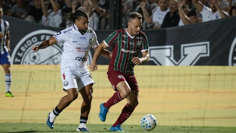 Renê, do Fluminense, em ação contra o Operário-PR, pela Copa do Brasil