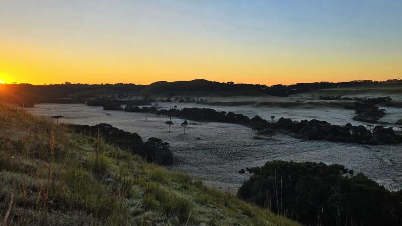 Moradores das cidades divulgaram nas redes fotos do amanhecer gélido.