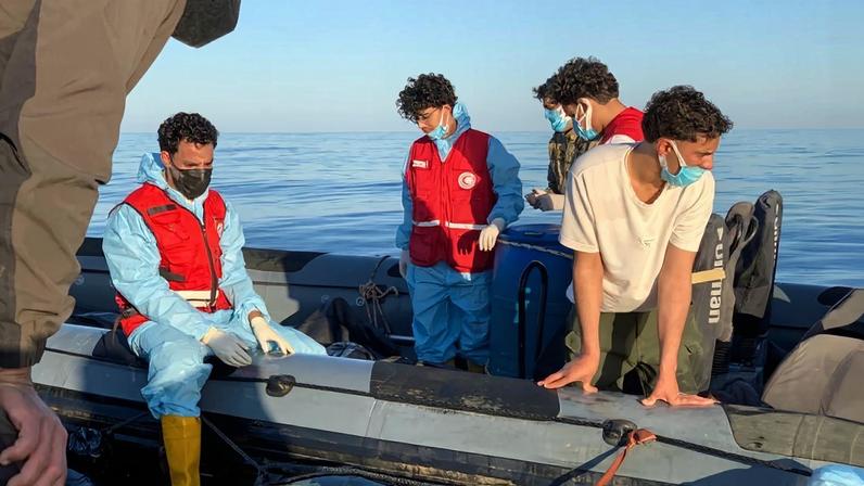 Voluntários do Crescente Vermelho resgataram 17 corpos e sete sobreviventes na Líbia após barco ficar à deriva