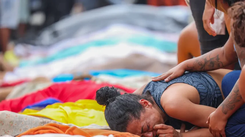 Dezenas de corpos são trazidos por moradores para a Praça São Lucas, na Penha, zona norte do Rio de Janeiro. Operação Contenção.