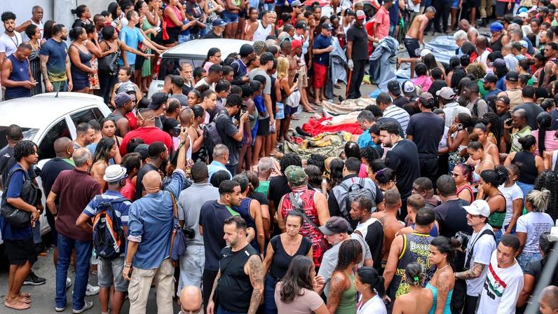 Dezenas de corpos são trazidos por moradores para a Praça São Lucas, na Penha, zona norte do Rio de Janeiro. Operação Contenção.