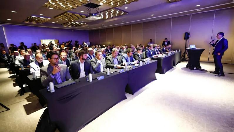 Dirigentes dos clubes em reunião da CBF sobre liga (Foto: Rafael Ribeiro/CBF)