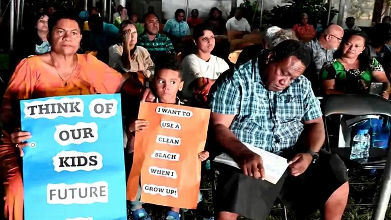Moradores participam de uma reunião comunitária sobre uma proposta para construir uma controversa usina de incineração de resíduos para geração de energia em Viseisei, a 15 km do importante polo turístico de Nadi.