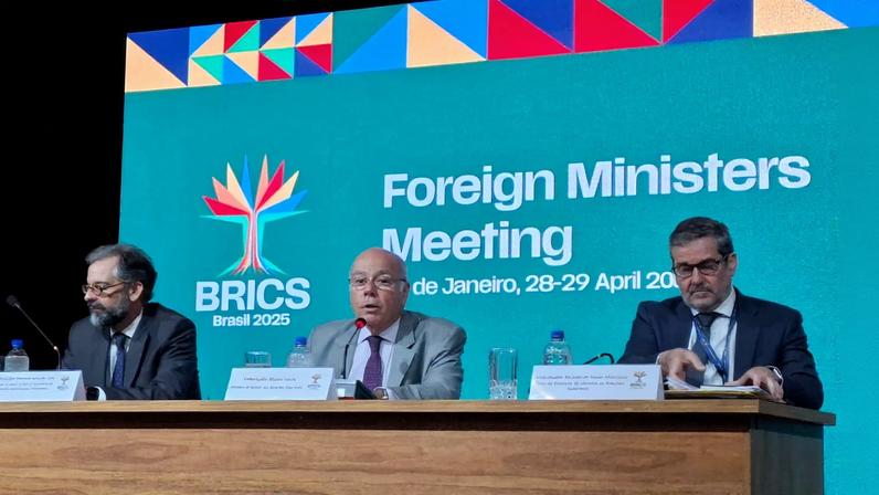 Da esquerda para a direita: embaixador Maurício Carvalho Lyrio, sherpa do Brasil no Brics; ministro Mauro Vieira; e embaixador Ricardo de Souza Monteiro — Foto: Itamaraty/Divulgação