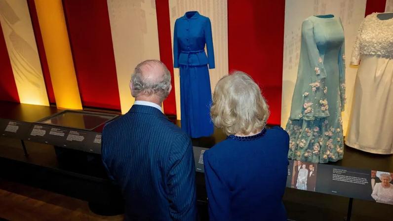 O rei Charles e a rainha Camilla do Reino Unido durante visita à exposição Queen Elizabeth 2: Her Life in Style na The King's Gallery, Palácio de Buckingham, Londres 20 de abril de 2026
