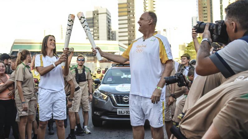 Revezamento da Tocha Olímpica em Natal teve o encontro de Virna e Oscar Schmidt — Foto: Gaspar Nóbrega/Coca-Cola