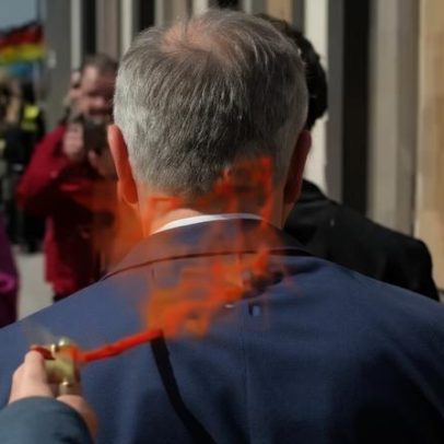 Príncipe exilado do Irã é atingido por suco de tomate na Alemanha