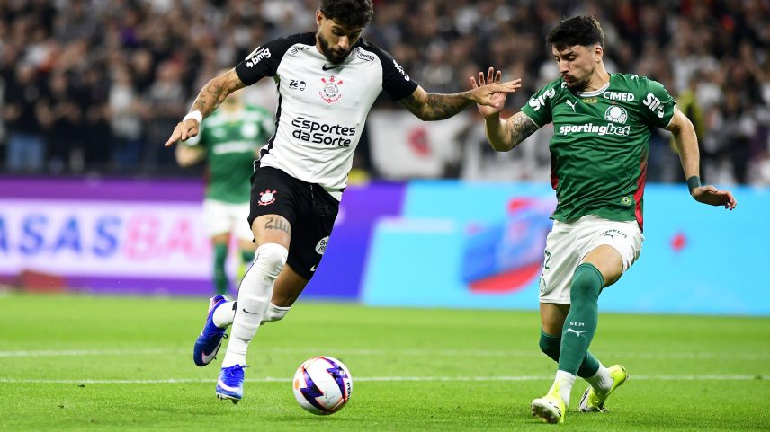 Yuri Alberto, do Corinthians, e Piquerez, do Palmeiras, em clássico na Neo Química Arena pelo Campeonato Paulista — Foto: Marcos Ribolli