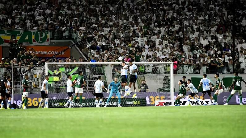 Defesa do Grêmio na derrota para o Palmeiras — Foto: Marcos Ribolli