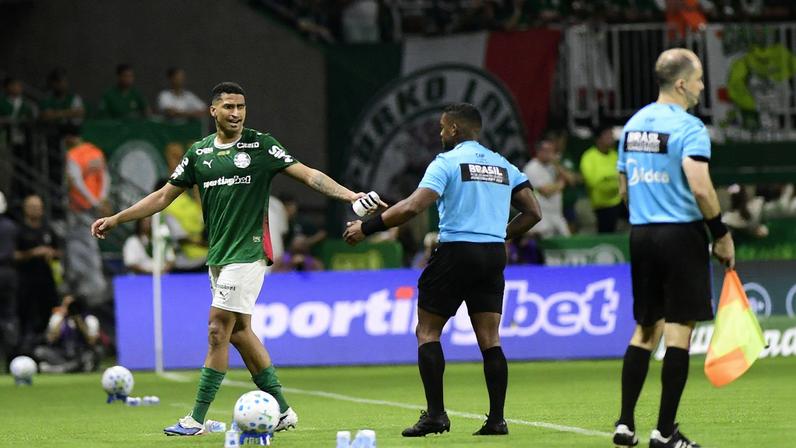 Expulsão de Murilo, do Palmeiras, contra o Athletico-PR — Foto: Marcos Ribolli