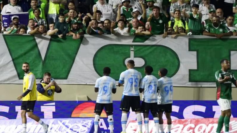 Jogadores do Grêmio comemoram gol de Carlos Vinicius — Foto: Marcos Ribolli