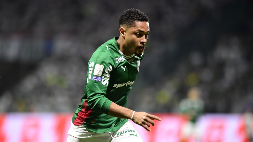 Vitor Roque no aquecimento antes de Palmeiras x Athletico, pelo Brasileirão — Foto: Guilherme Xavier/ge