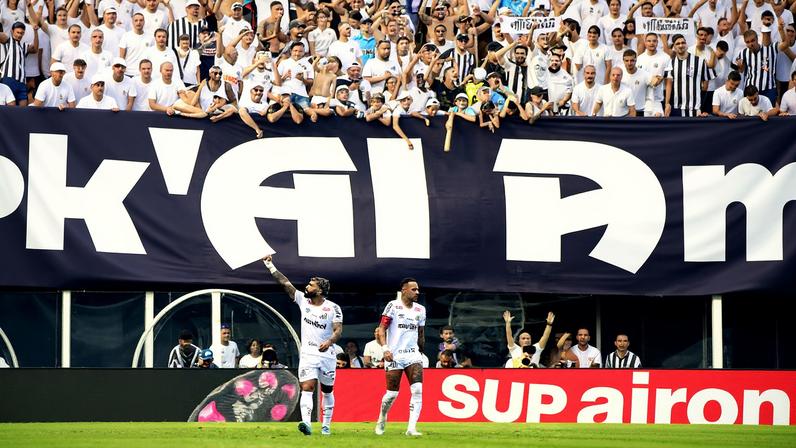 Gabigol e Neymar comemoram gol do Santos contra o Corinthians — Foto: Marcos Ribolli