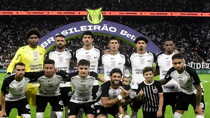 Time posado do Corinthians em jogo contra o Inter — Foto: Marcos Ribolli