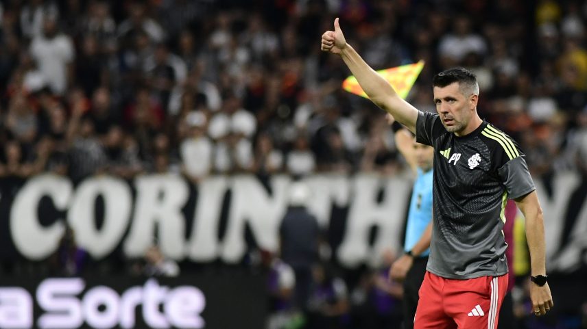 Paulo Pezzolano está feliz com dedicação do grupo do Inter — Foto: Marcos Ribolli