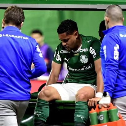 Vitor Roque volta a sentir dores e é substituído aos 15 minutos