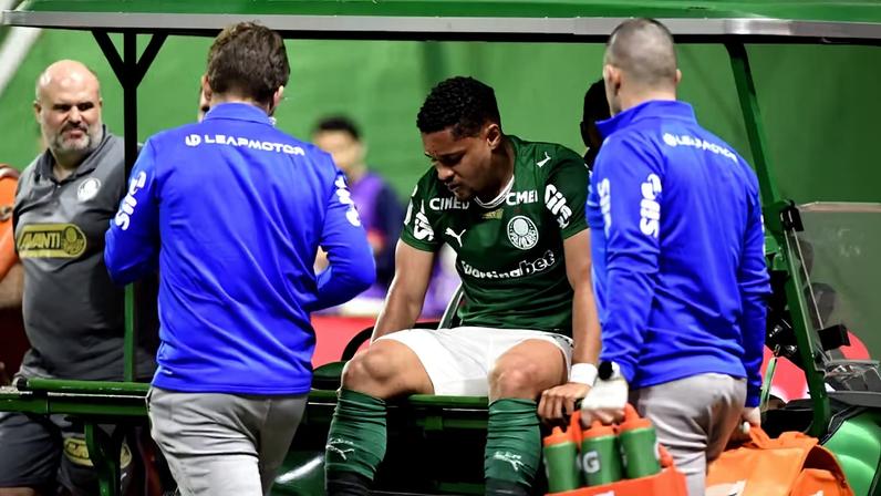Vitor Roque sai machucado de Palmeiras x Jacuipense — Foto: Marcos Ribolli