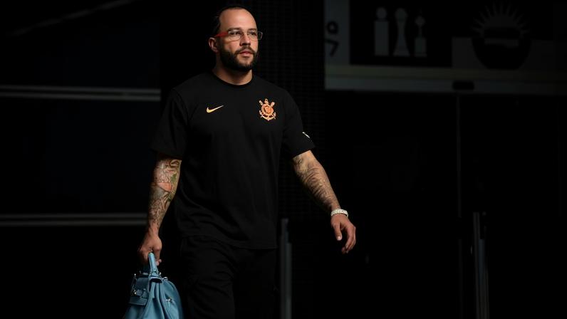 Memphis Depay na chegada do Corinthians à Neo Química Arena — Foto: Marcos Ribolli