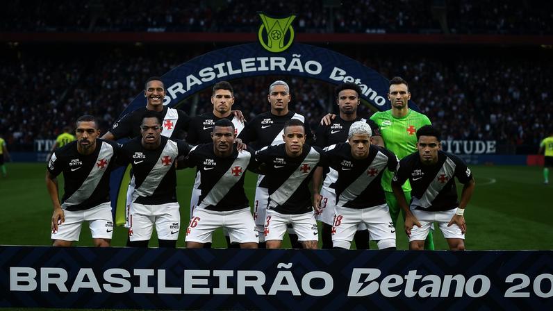 Jogadores do Vasco em jogo contra o Corinthians — Foto: Marcos Ribolli
