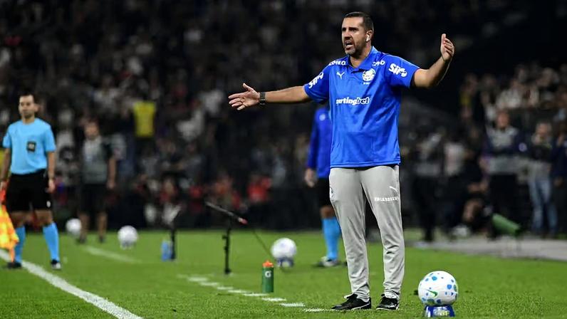 João Martins durante Palmeiras e Corinthians — Foto: Marcos Ribolli