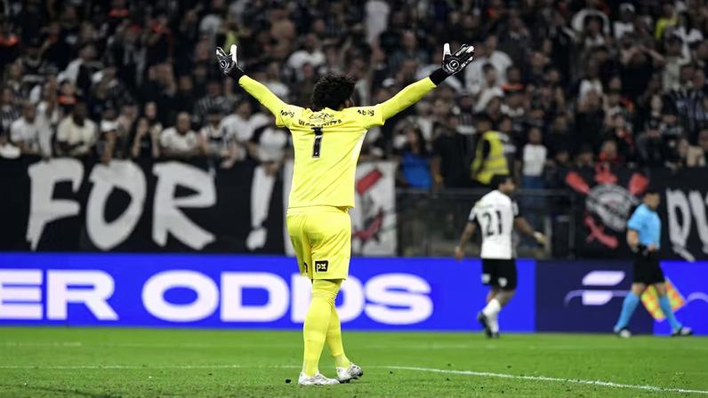 Hugo Souza durante jogo entre Corinthians e Palmeiras — Foto: Marcos Ribolli