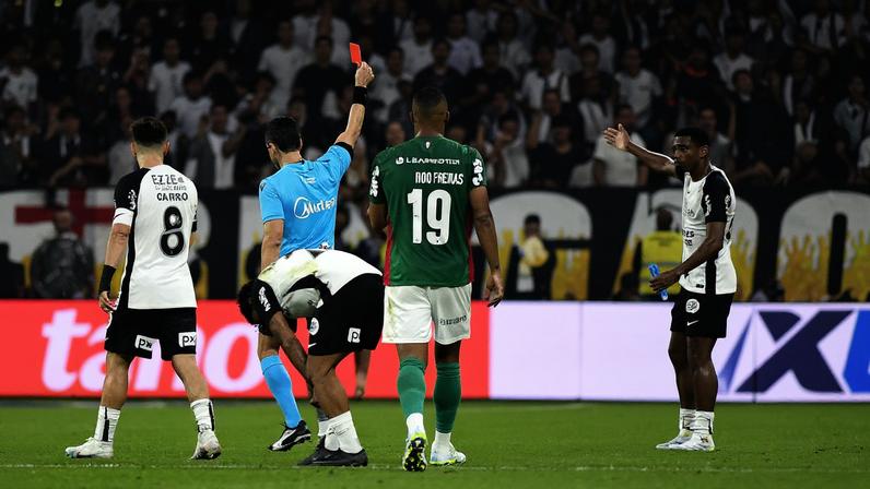 André é expulso em Corinthians x Palmeiras — Foto: Marcos Ribolli