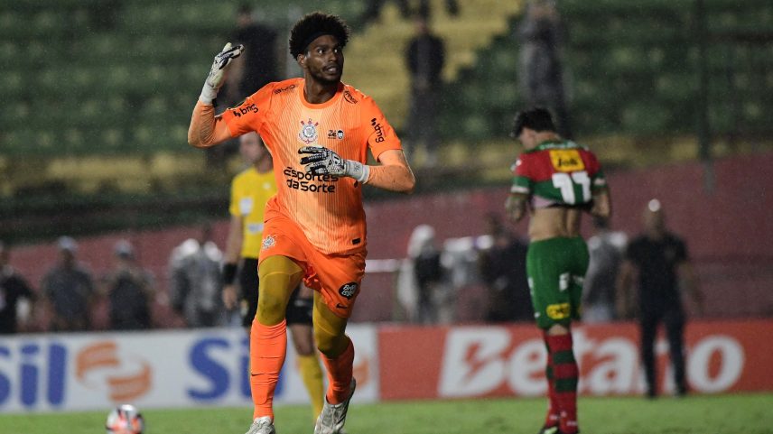 Hugo Souza em Portuguesa x Corinthians — Foto: Marcos Ribolli