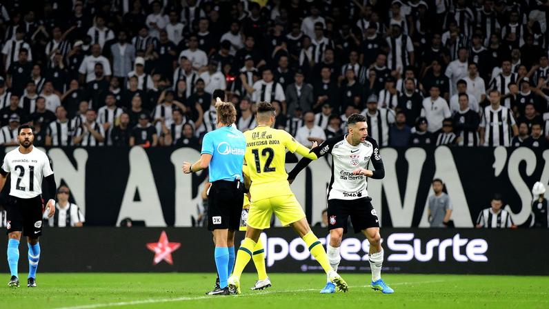 Matheuzinho foi expulso na segunda etapa — Foto: Marcos Ribolli