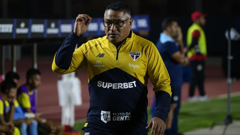 Roger Machado durante jogo do São Paulo contra o O'Higgins — Foto: Marcos Ribolli/GE