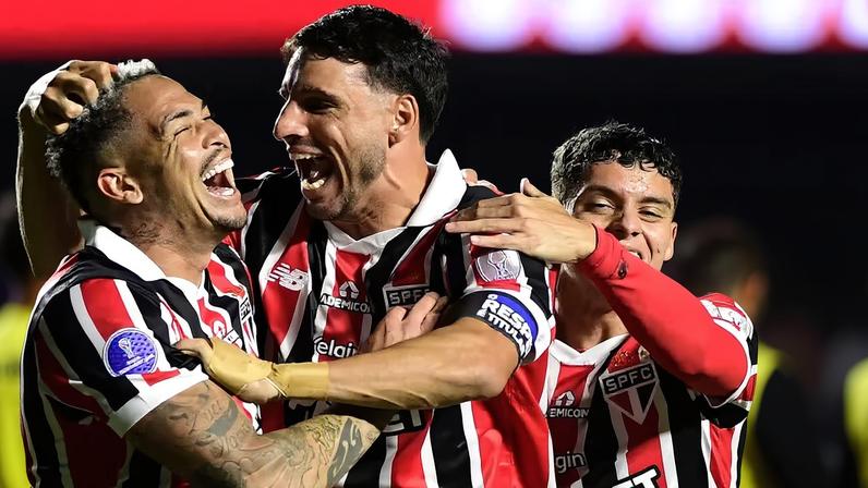 Calleri e Luciano comemoram gol do São Paulo — Foto: Marcos Ribolli/GE