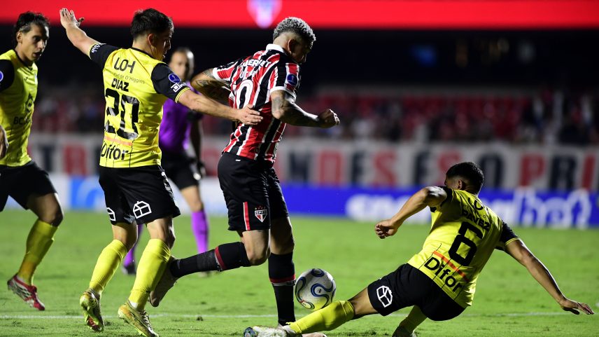 Luciano disputa lance em partida entre São Paulo e O'Higgins na Sul-Americana — Foto: Marcos Ribolli/GE
