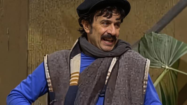 Ricardo de Pascual em cena de 'Chaves' como o Sr. Furtado — Foto: Divulgação e Reprodução/Instagram/ricardodepascual