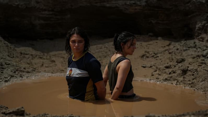 Giovanna Antonelli e Alice Wegmann em 'Rio de Sangue', que acaba de estrear nos cinemas — Foto: Divulgação