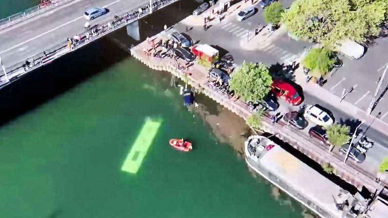 Ônibus cai em rio Sena na França