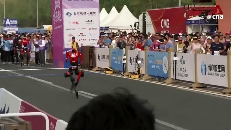 Robô humanoide chinês bate recorde em meia maratona de Pequim (imagem: YouTube/CNA)