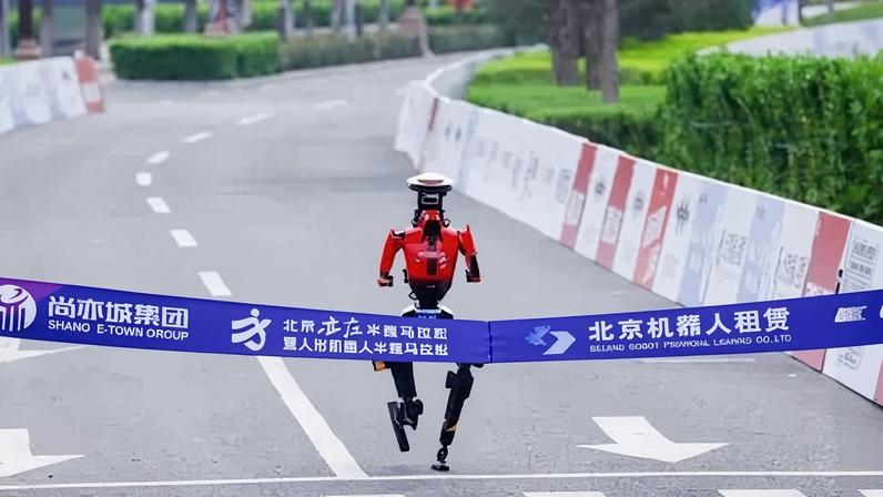 Robô humanóide da empresa chinesa Honor conquista marca histórica na meia-maratona de Pequim