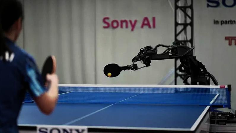 Ace, criado pela Sony, possui câmeras de alta precisão e oito articulações