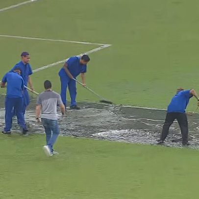 Estádio da Copa de 2014 tem gramado alagado após chuvas; vídeo mostra água retirada