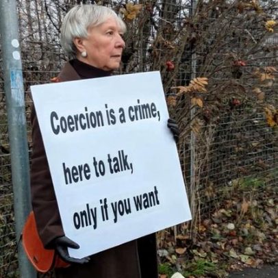 Cristã presa após protesto contra aborto obtém vitória