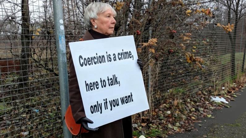 Cristã presa ao protestar contra o aborto tem vitória