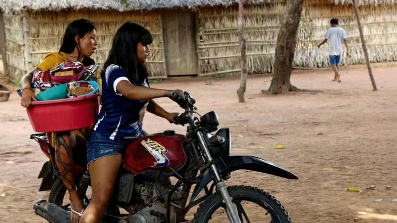 Jovens da etnia Iny Karajá, da aldeia Santa Isabel do Morro, na ilha do Bananal (TO), utilizam motocicleta como meio de deslocamento