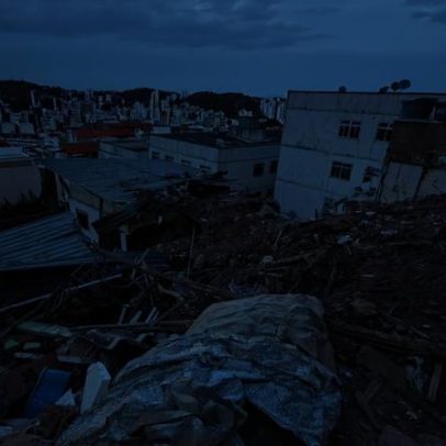 Dois meses após chuva que deixou 66 mortos, moradores de 50 ruas seguem sem casa