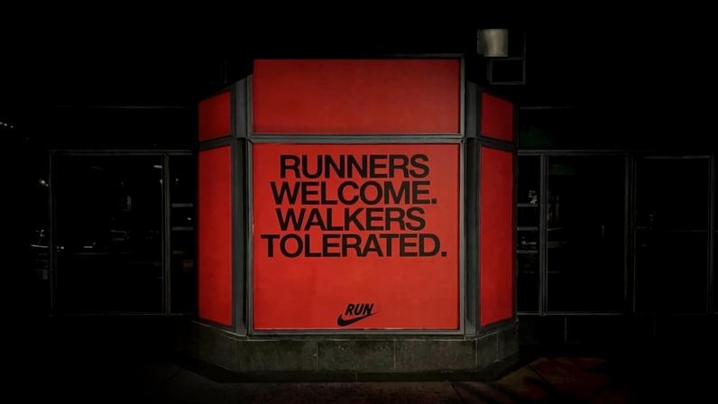 foto com cor. anúncio da nike sobre corrida em boston - metrópoles