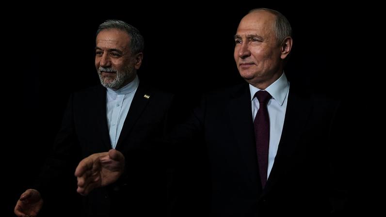 O ditador da Rússia, Vladimir Putin, e o chanceler iraniano, Abbas Araghchi, durante encontro nesta segunda (27) em São Petersburgo. (Foto: Dmitri Lovetsky/EFE/Pool)
